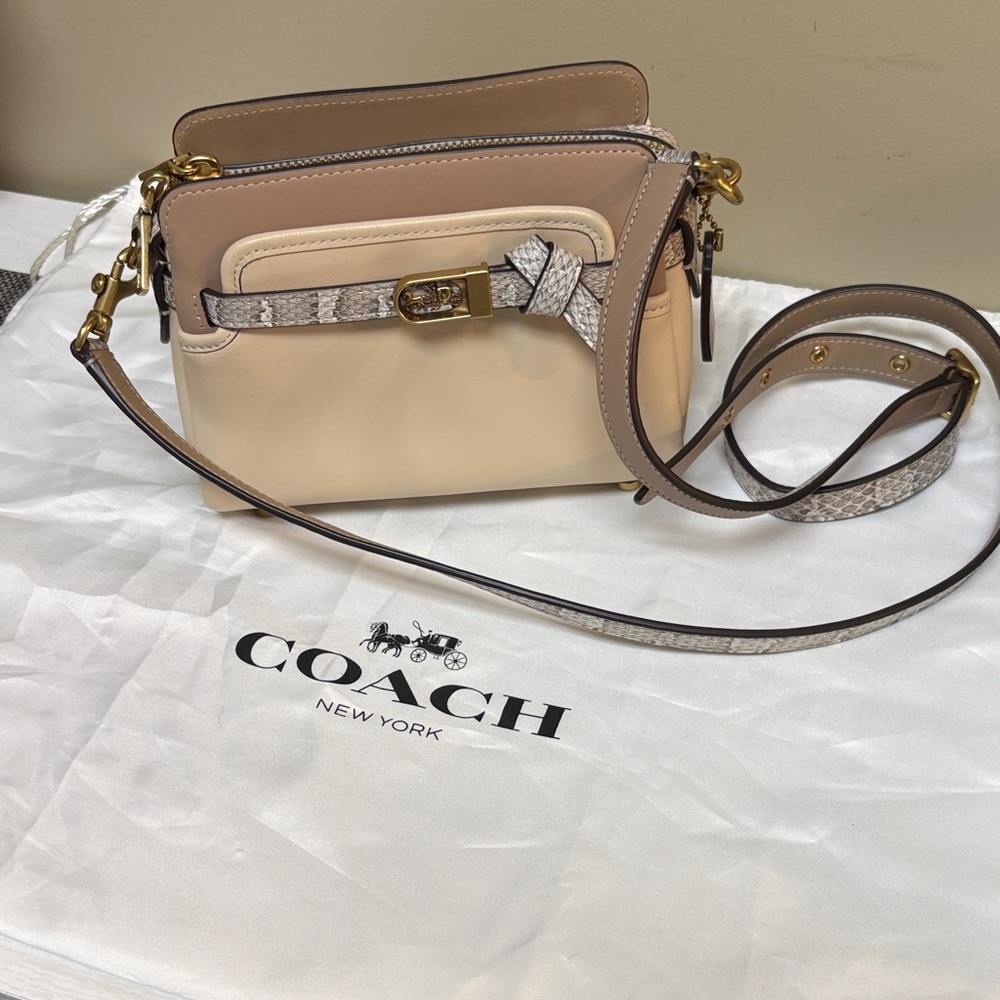 Coach Women's Beige and Cream Crossbody Bag